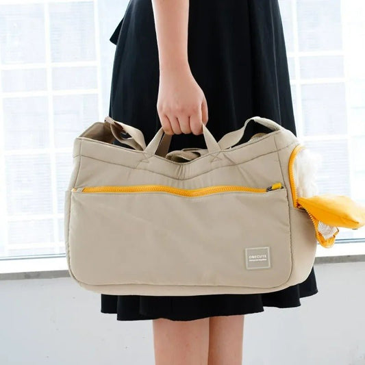 Femme portant un sac de transport polyvalent pour chien | coupe - vente polyvalent kaki avec fermeture éclair jaune, conçu pour petit chien.

